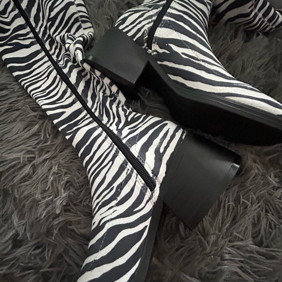 New never worn Journee Collection Boots 
Macy’s Size 6 Tall Riding Boots - Picture 6 of 13